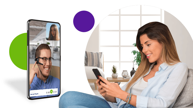 Mujer con su celular sentada en su sillón en videollamada con ejecutivo virtual a cargo