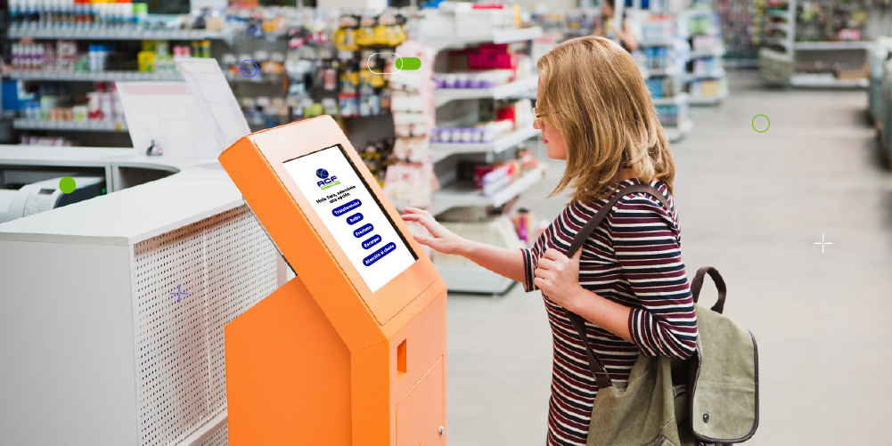 Mujer utiliza un kiosko de autogestión para pedir un turno en una fila virtual