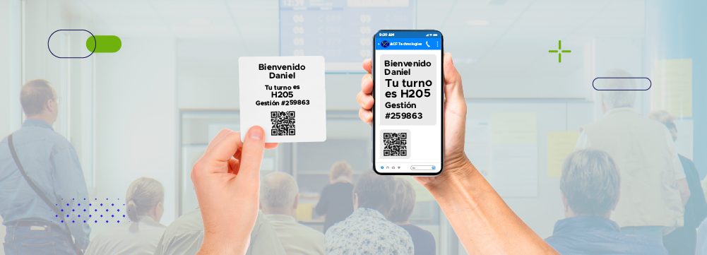 Dos manos sosteniendo un ticket impreso y un smartphone con un ticket virtual