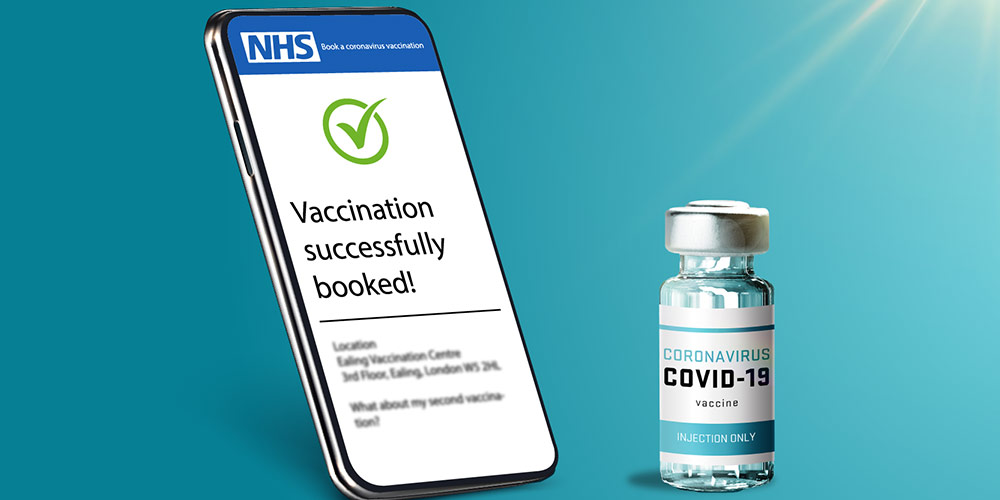 Notificação em um smartphone de vacinação bem-sucedida ao lado de um pequeno frasco de vacina contra COVID 19
