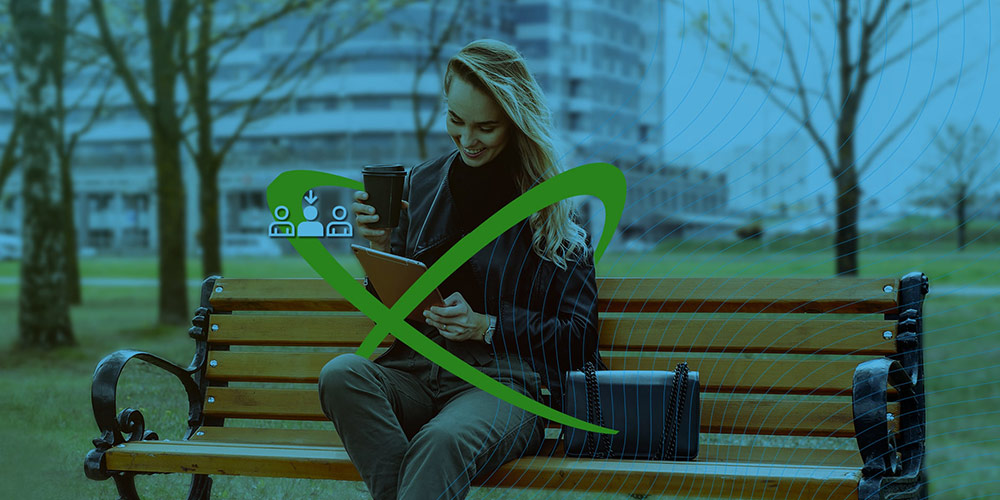 Mulher sorridente, sentada em um banco de um parque, verificando seu tablet e o logotipo da ACF Technologies envolvendo a mulher