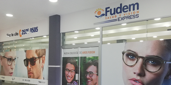 Se visualiza la fachada del centro de salud y visión Fudem Express