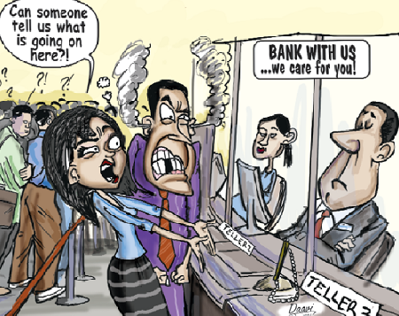 Historieta cómica de persona furiosa esperando que lo atienda un cajero en el banco